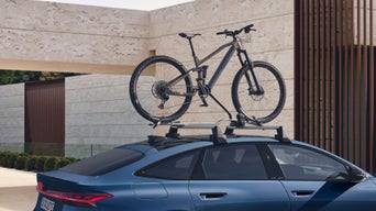 Audi A6 Sportback e-tron met fietsdrager op het dak.