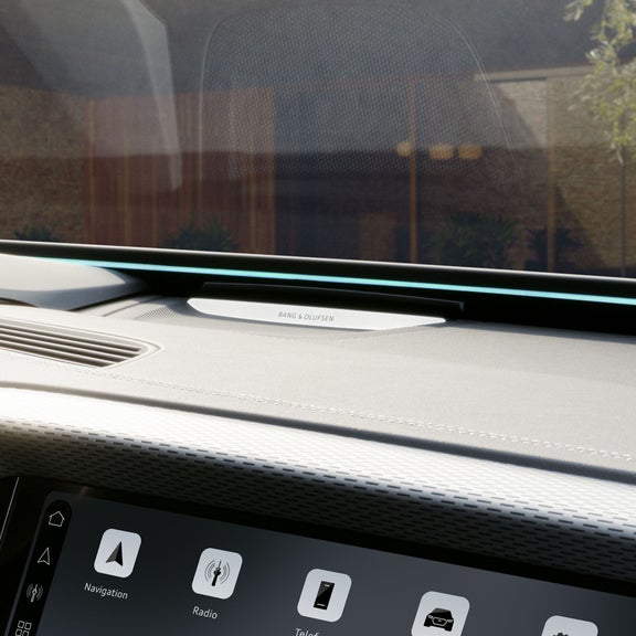 Nahaufnahme des türkisen Interaktionslichts am unteren Rand der Windschutzscheibe im Cockpit des S6 Sportback e-tron.