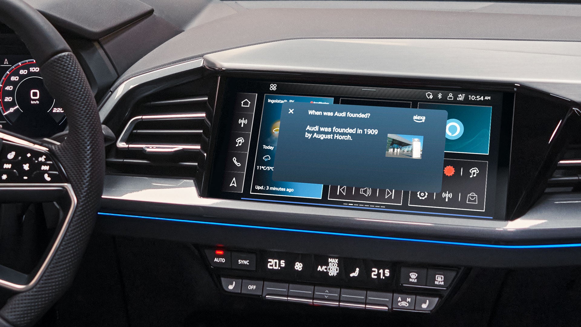 Nærbilde av skjermen i midtkonsollen.