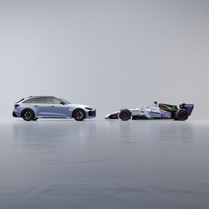 Side view of the Audi RS 5 Avant and the Audi R26, both in the special Singapore paint finish, facing each other head-to-head.