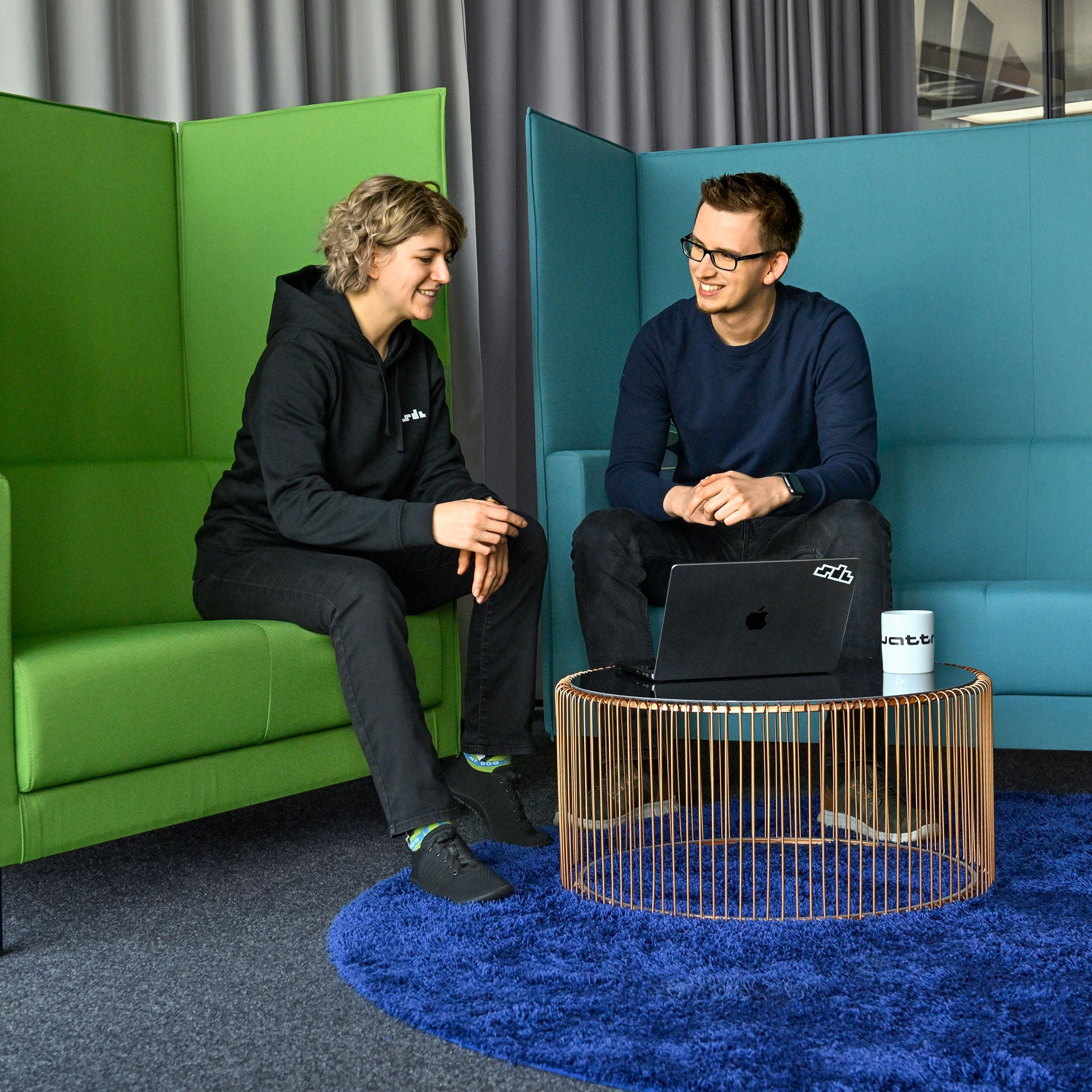 Nadine und ein Kollege vom SDC sitzen auf Bänken und sind im Gespräch