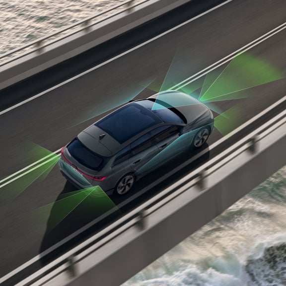 Der A6 Avant e-tron von schräg oben. Vom Heck und der Front aus unterteilen grüne und blaue Vektoren die Flächen hinter und vor dem Fahrzeug.