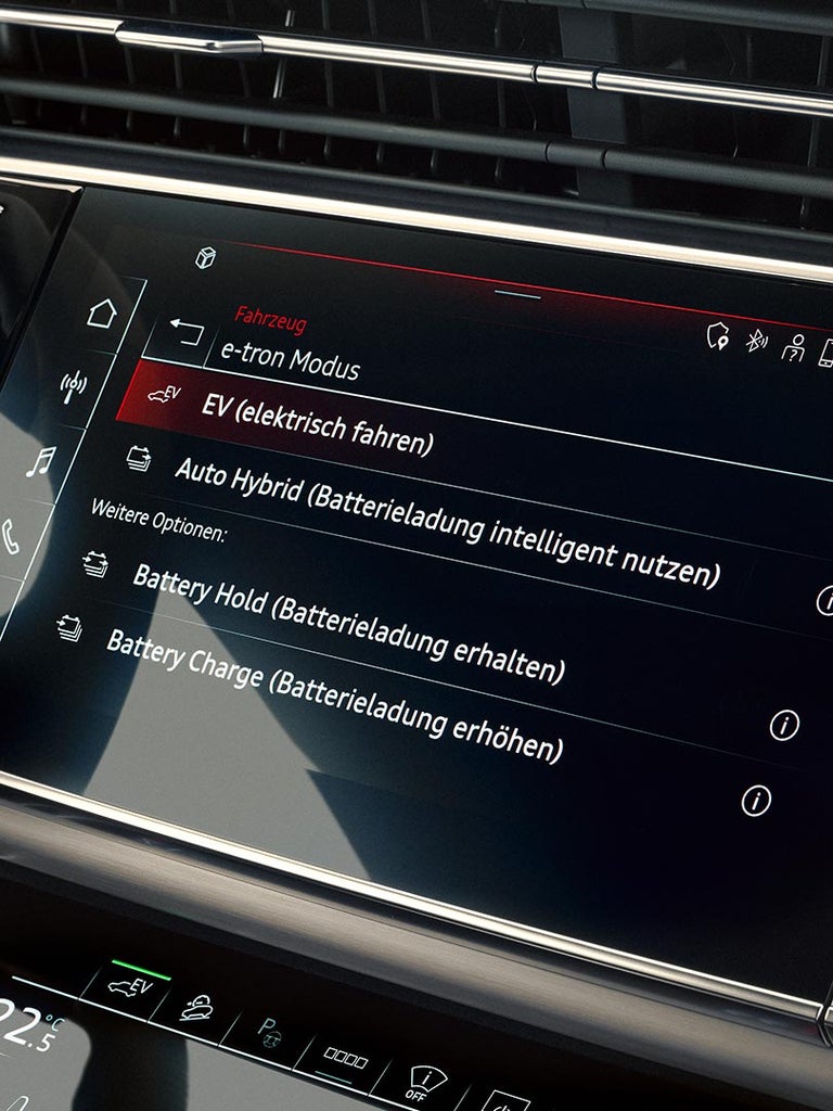 Display zeigt e-tron Fahrmodi: EV, Auto Hybrid, Battery Hold und Battery Charge zur Batteriesteuerung.