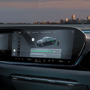 Detailopname van het MMI-display in de Audi A5 Berline e-hybrid. Het toont het huidige laadniveau en een schuifregelaar om de reserve aan te passen.