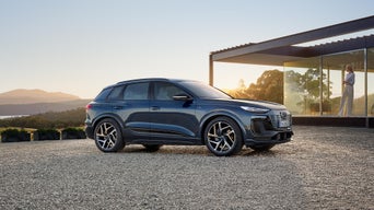 I'Audi Q6 SUV e-tron davanti alla casa
