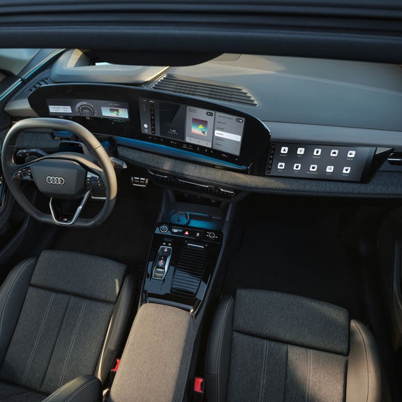 Close-up van de cockpit en panoramische displays van de Q6 Sportback e-tron van bovenaf.