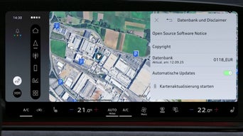 Großes digitales Cockpit mit Navigationskarte und Steuerungsfunktionen in einem Audi-Innenraum.