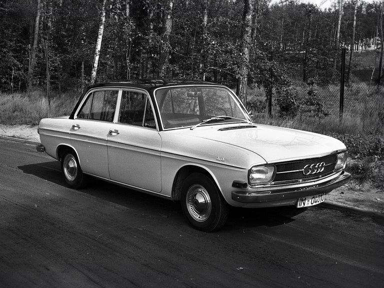 Schwarz-weiße Aufnahme von einem Auto Union Audi vor Bäumen
