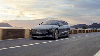 Audi A6 Avant e-tron in marcia su strada