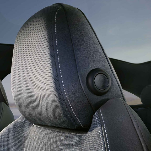 Nahaufnahme der Kopfstützen mit den integrierten Bang & Olufsen Kopfstützenlautsprechern im S6 Sportback e-tron.