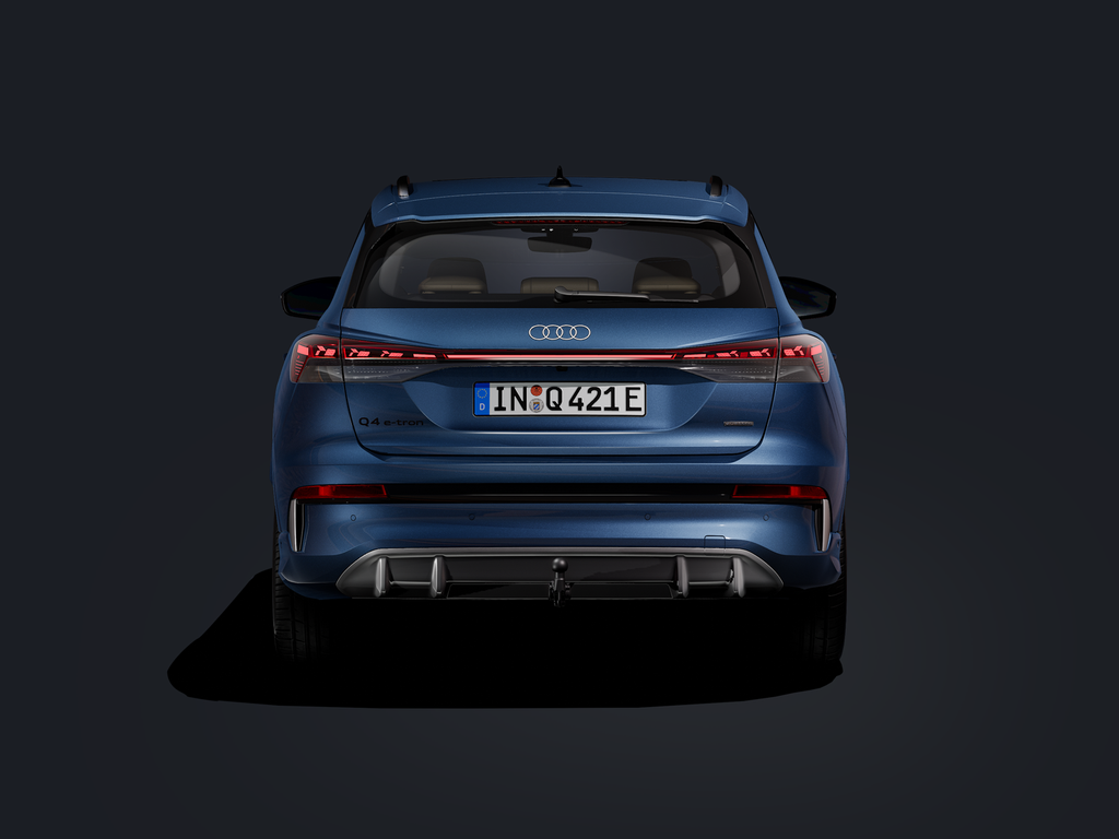 Heckansicht des Q4 SUV e-tron auf dunklem Hintergrund.
