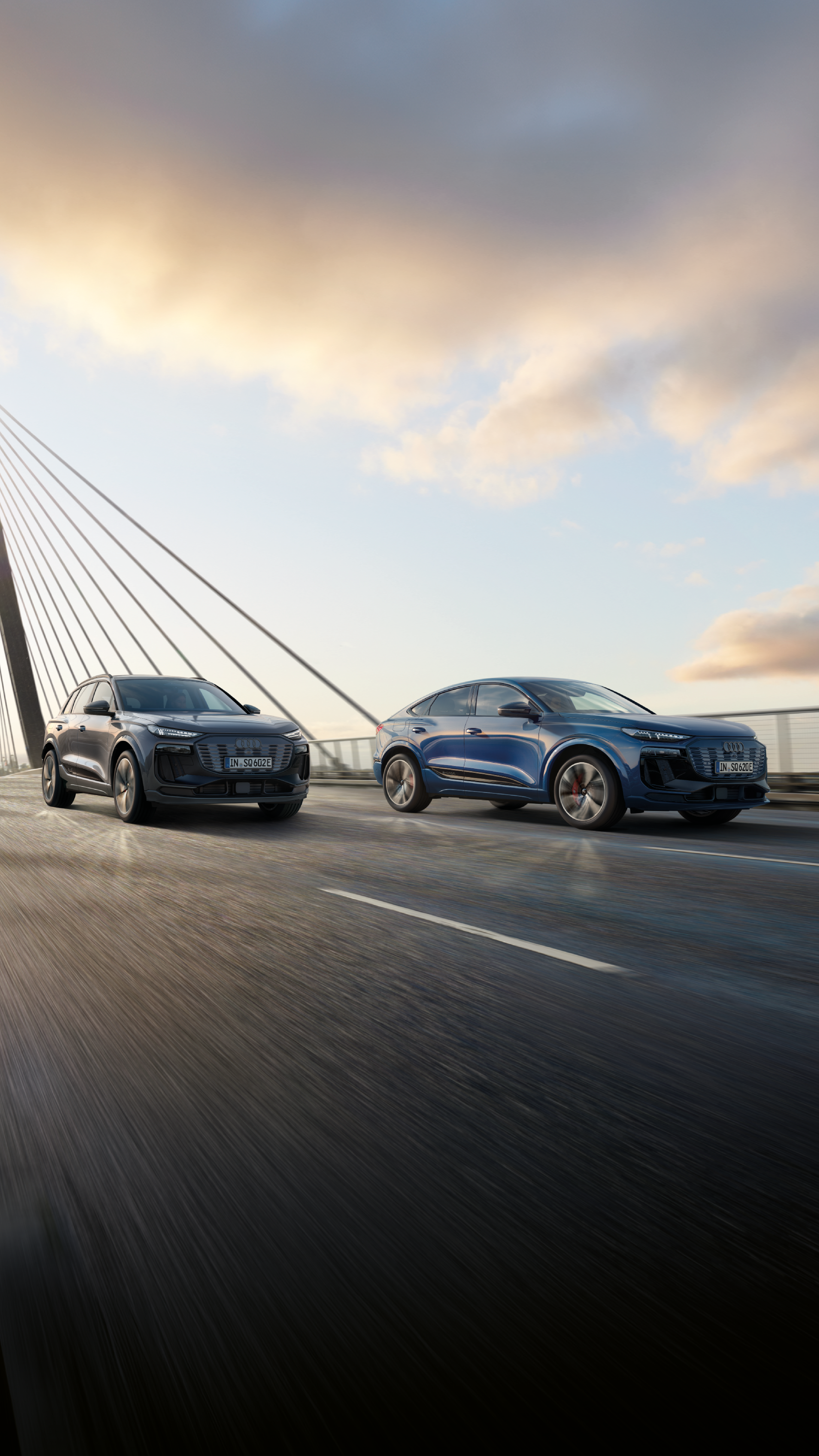 Audi Q6 e-tron og Audi Q6 sportback e-tron kører på en bro
