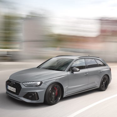 Dynamic front and side view Audi RS 4 Avant