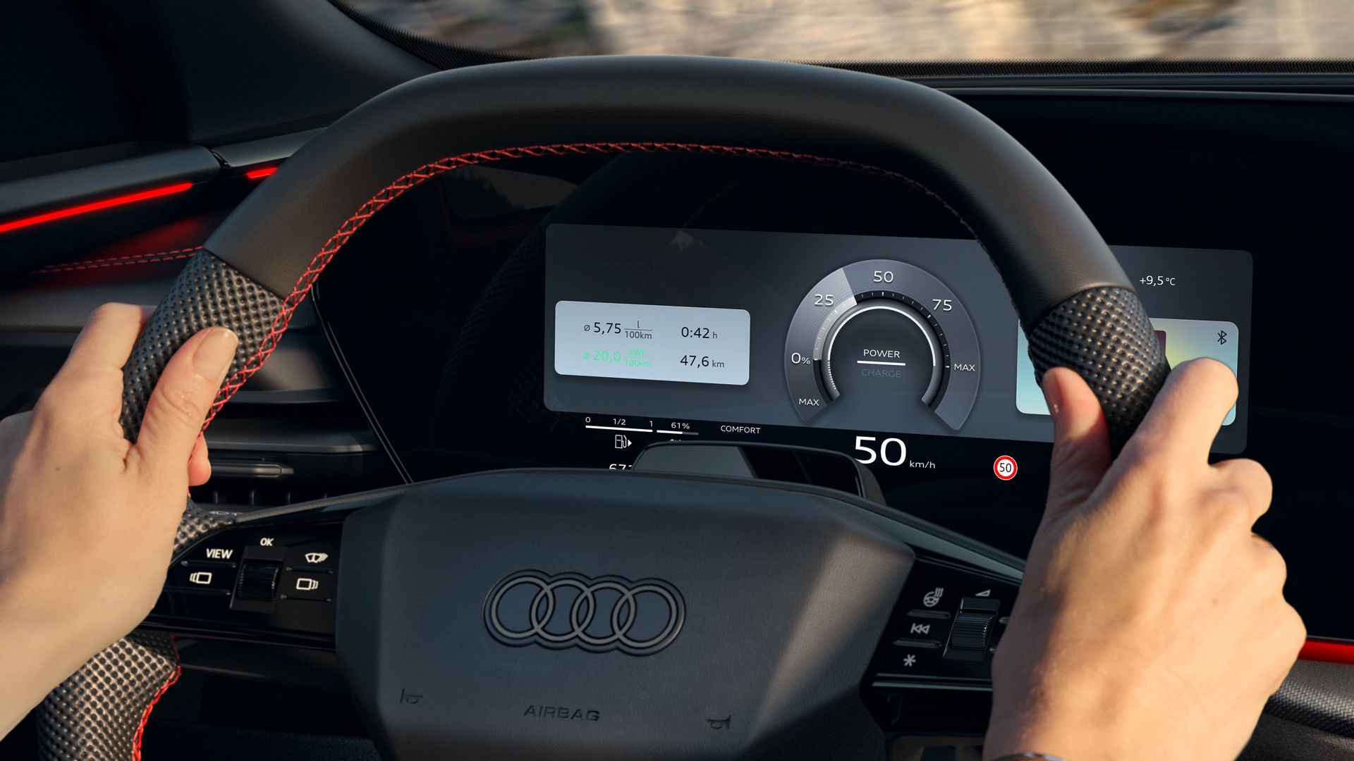 Nahaufnahme auf des Head-Up-Display und das Lenkrad, welches von einer jungen Frau gehalten wird.