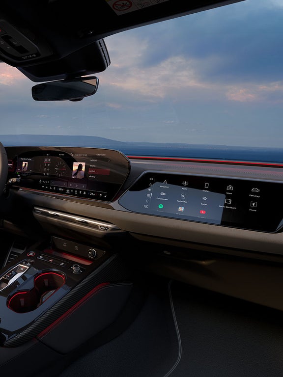 Blick auf digitale Anzeigen und Touchscreen-Menüs im Armaturenbrett der Audi S5 Limousine.