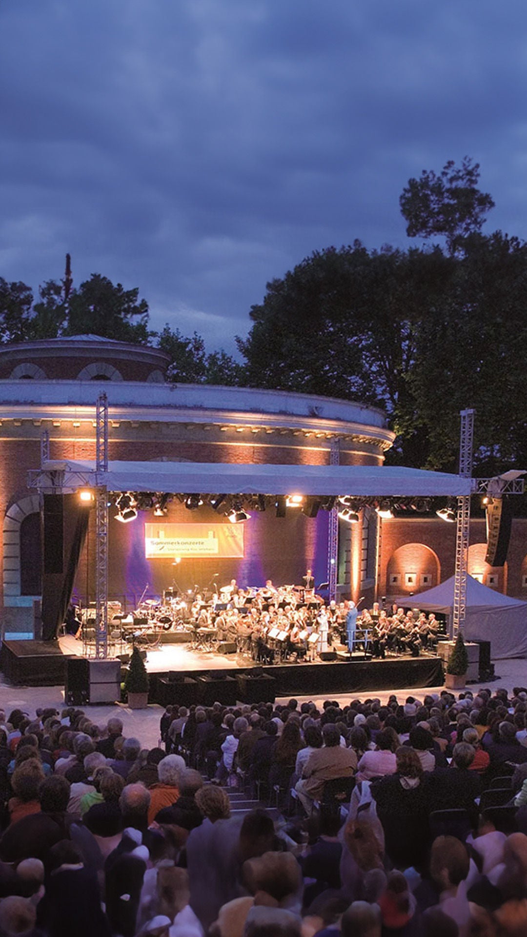 Band spielt auf einer Freilichtbühne.
