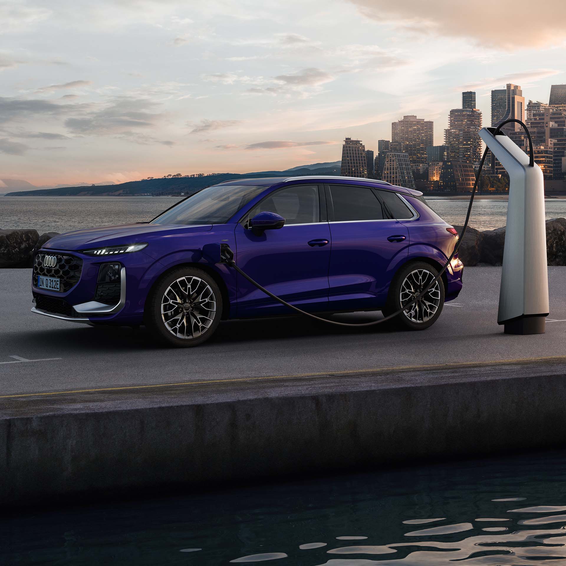 Audi Q3 SUV e-hybrid vid en laddstation.