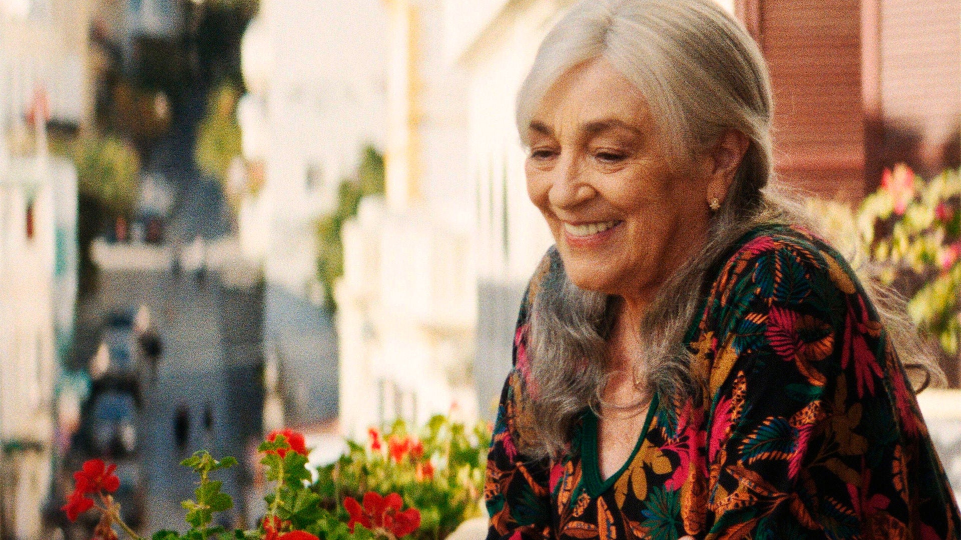 María, 79 Jahre alt, verfolgt vom Balkon aus das geschäftige Leben auf der Straße.