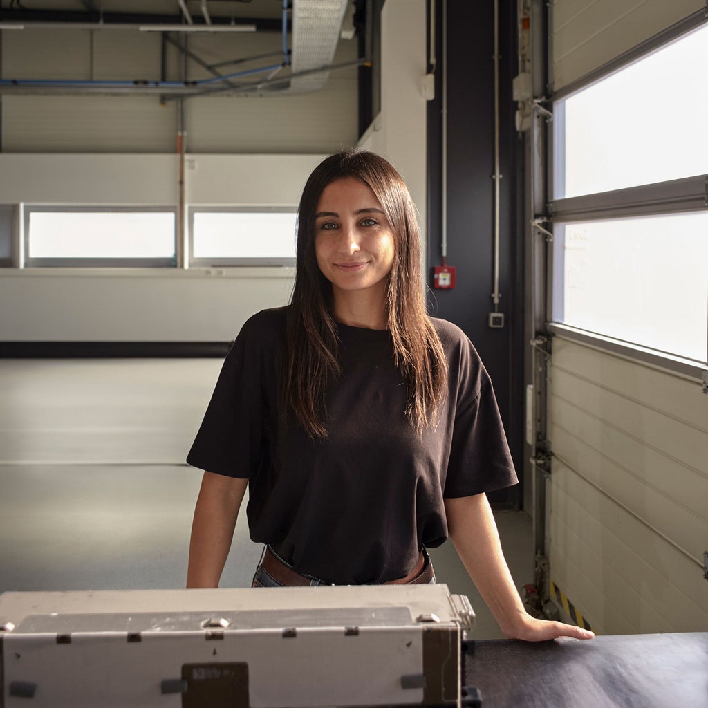Aylin Reyhan schaut in die Kamera und trägt ein schwarzes Shirt.