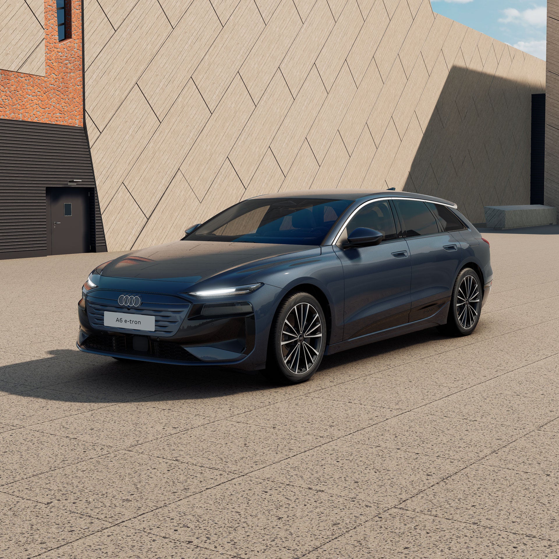 3/4 Ansicht eines blauen Audi A6 Avant e-tron vor einer Garage