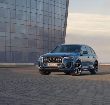 Side front view Audi Q7