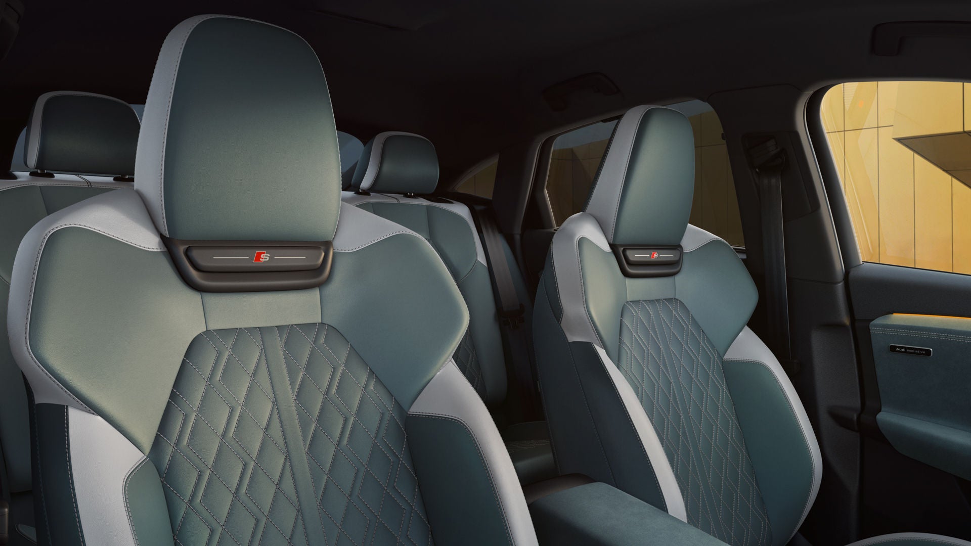 Der vordere Innenraum des SQ6 Sportback e-tron aus Perspektive des Beifahrerfensters. Die Sitzbezüge sind in Leder Feinnappa mintgrau Audi exclusive mit Kontrastnähten in Diamantsilber.