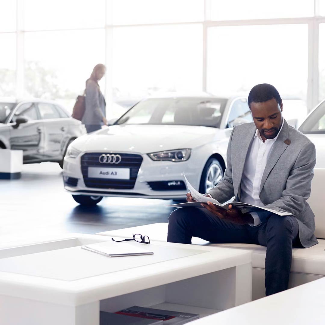 カタログを読む男性