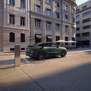 Q4 Sportback e-tron staat in de stad aan een laadpaal.
