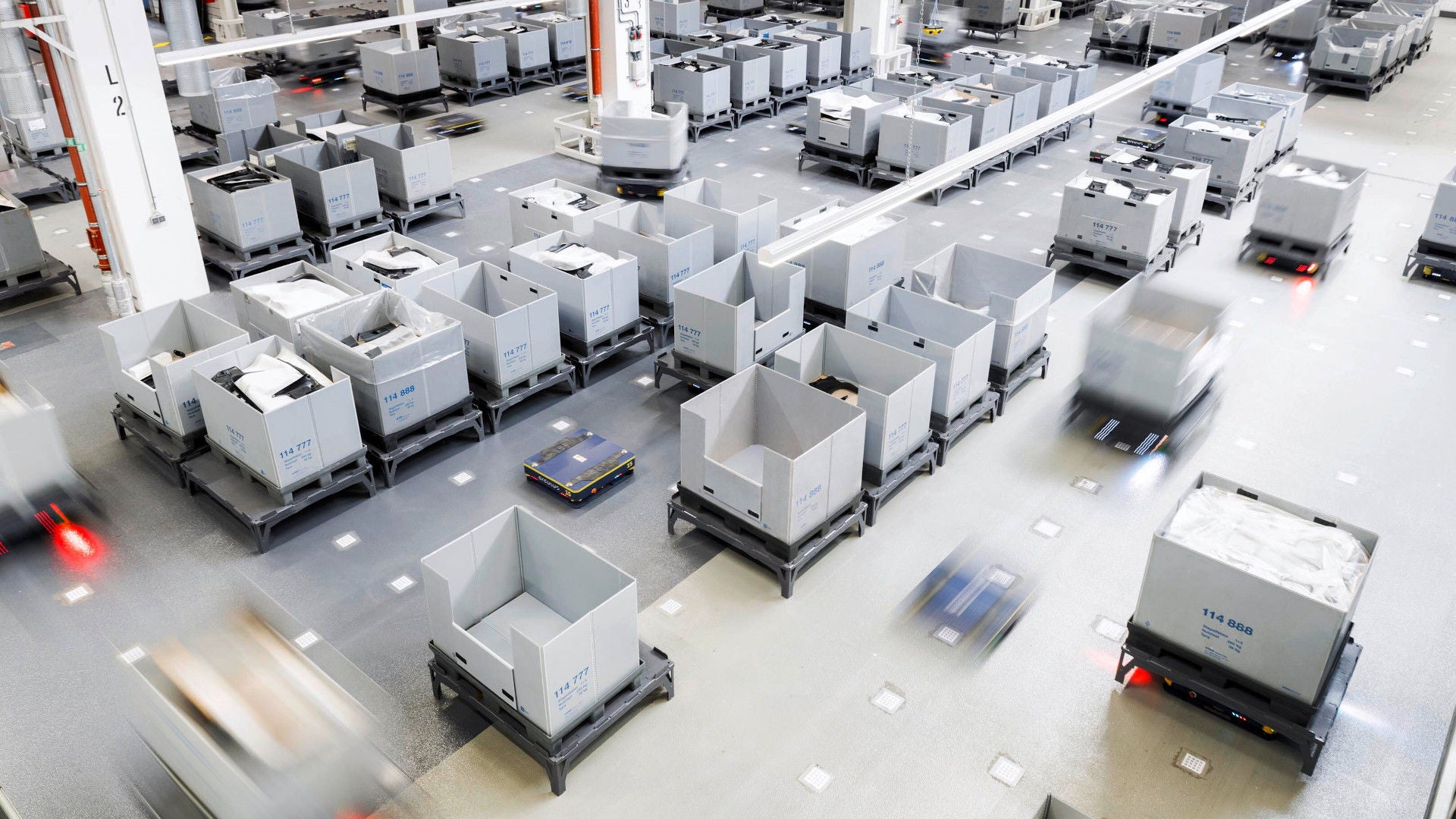 Warehouse with automatic crate distribution by robots