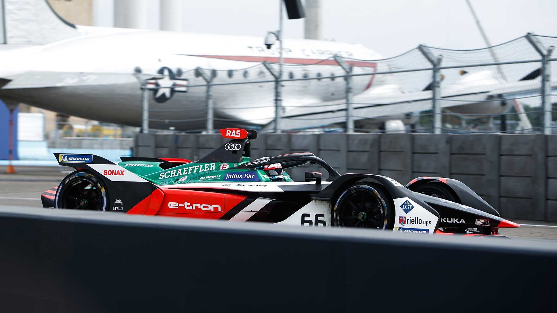 Das Foto zeigt René Rasts Audi Formel-E-Rennwagen in Berlin im Jahr 2020.