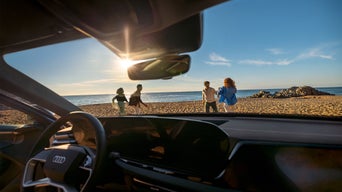 Gezicht vanuit een Audi interieur op het strand