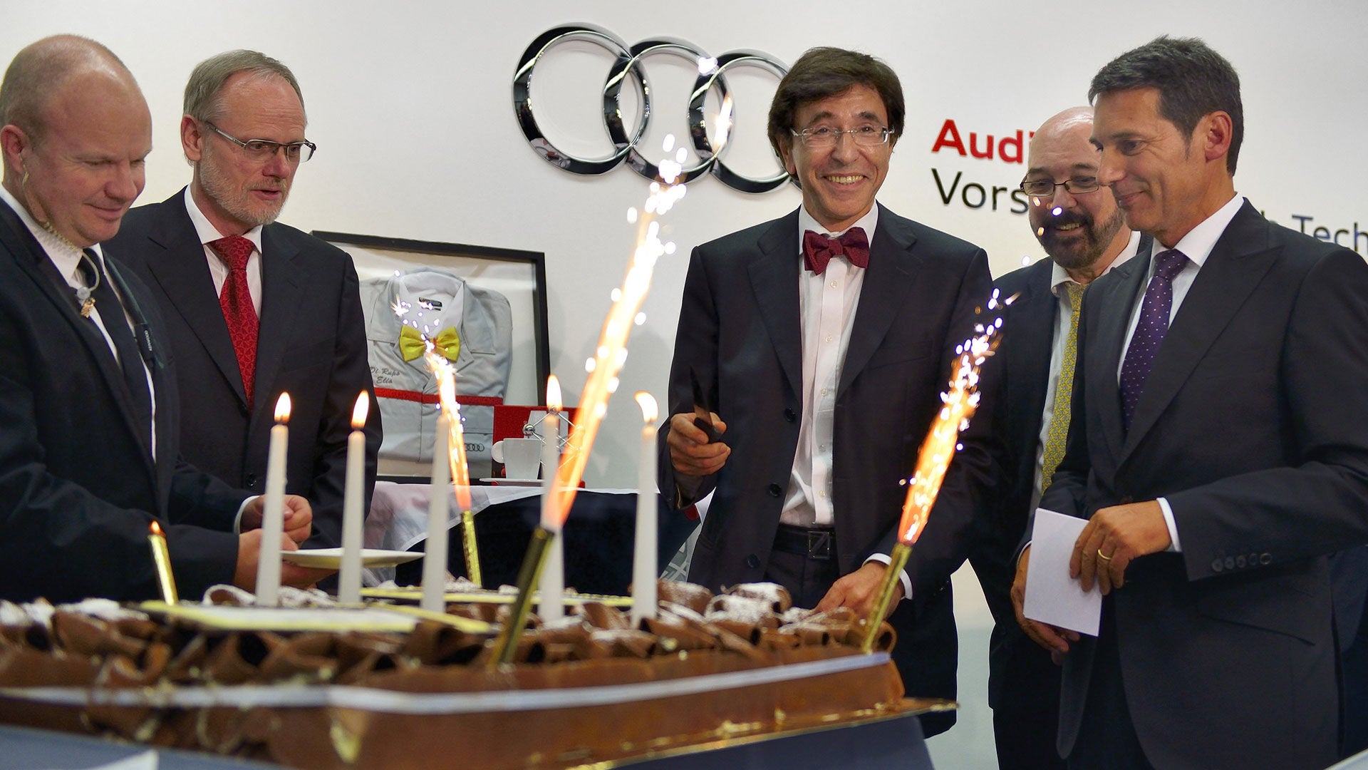 Un gâteau est coupé en présence d'Elio Di Rupo
