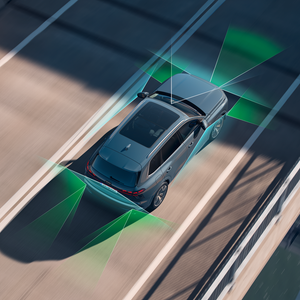 Le SUV Audi Q7 vu en plongée depuis un pont. À l'arrière et à l'avant, des vecteurs verts et bleus divisent les surfaces situées derrière et devant le véhicule.