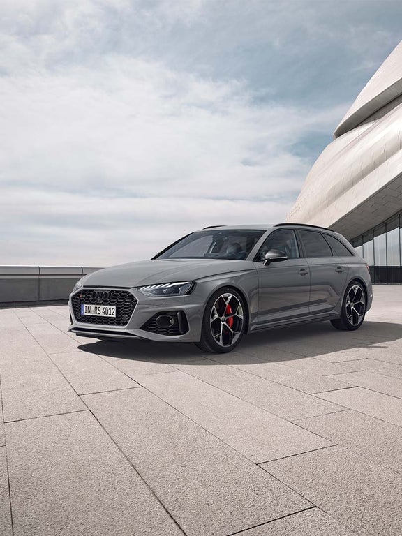 Side front view of the RS4 Avant