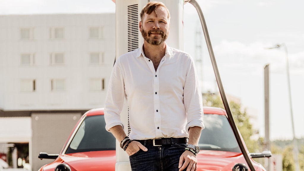 Tobias lind står framför en laddstation