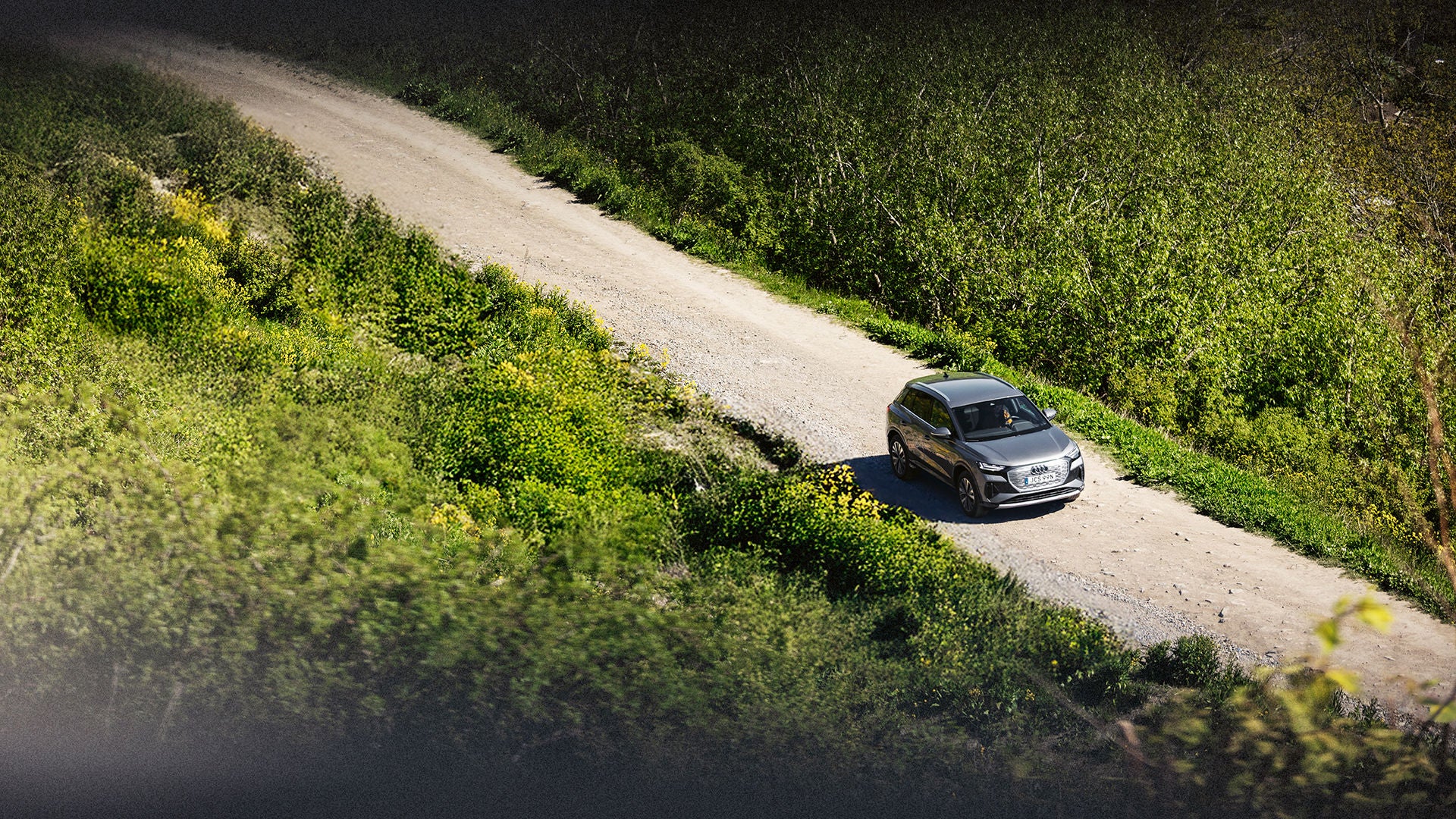 Audi Q4 e-tron på en grusväg