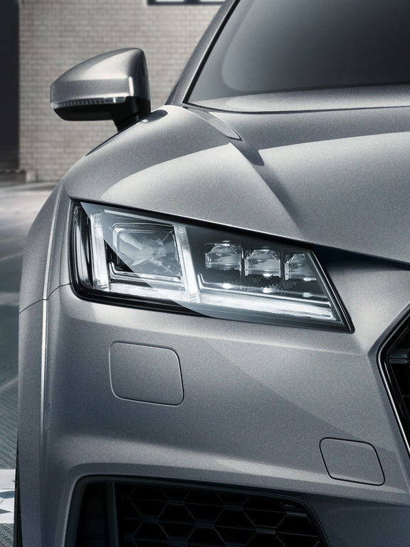 Foto de los faros de un Audi TT Coupé visto. 