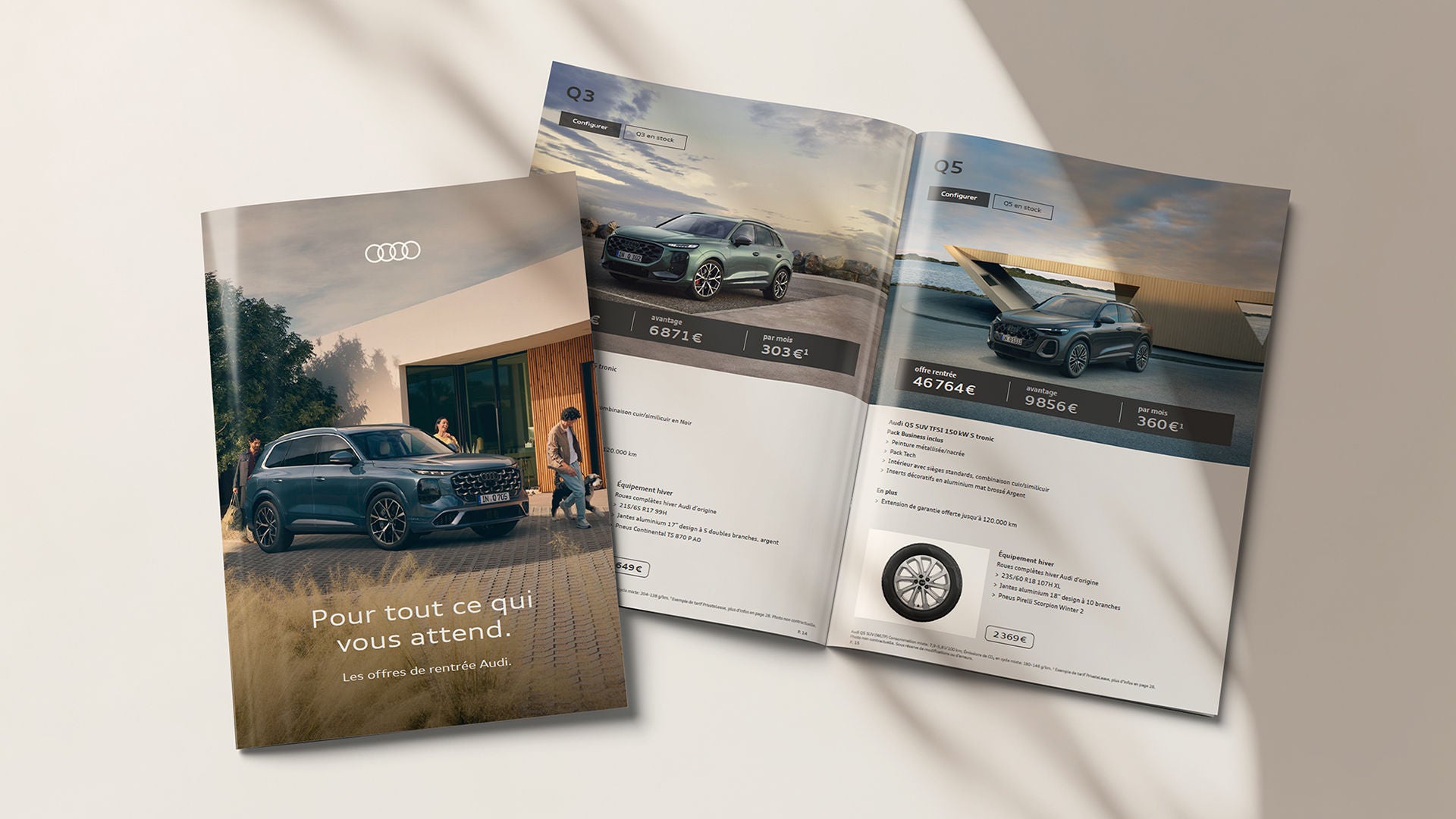 Brochure publicitaire Audi ouverte et fermée, présentée sur une surface claire.