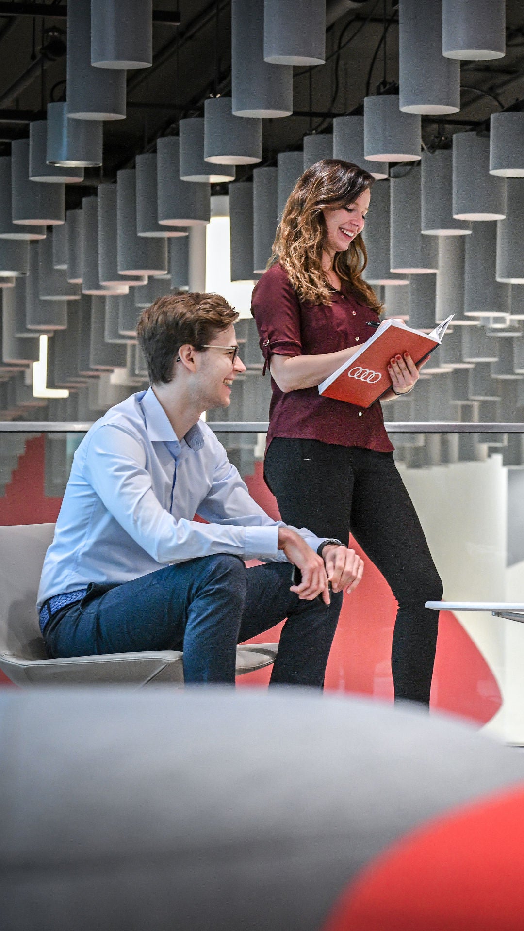 Vier Personen sitzen an einem Tisch und unterhalten sich