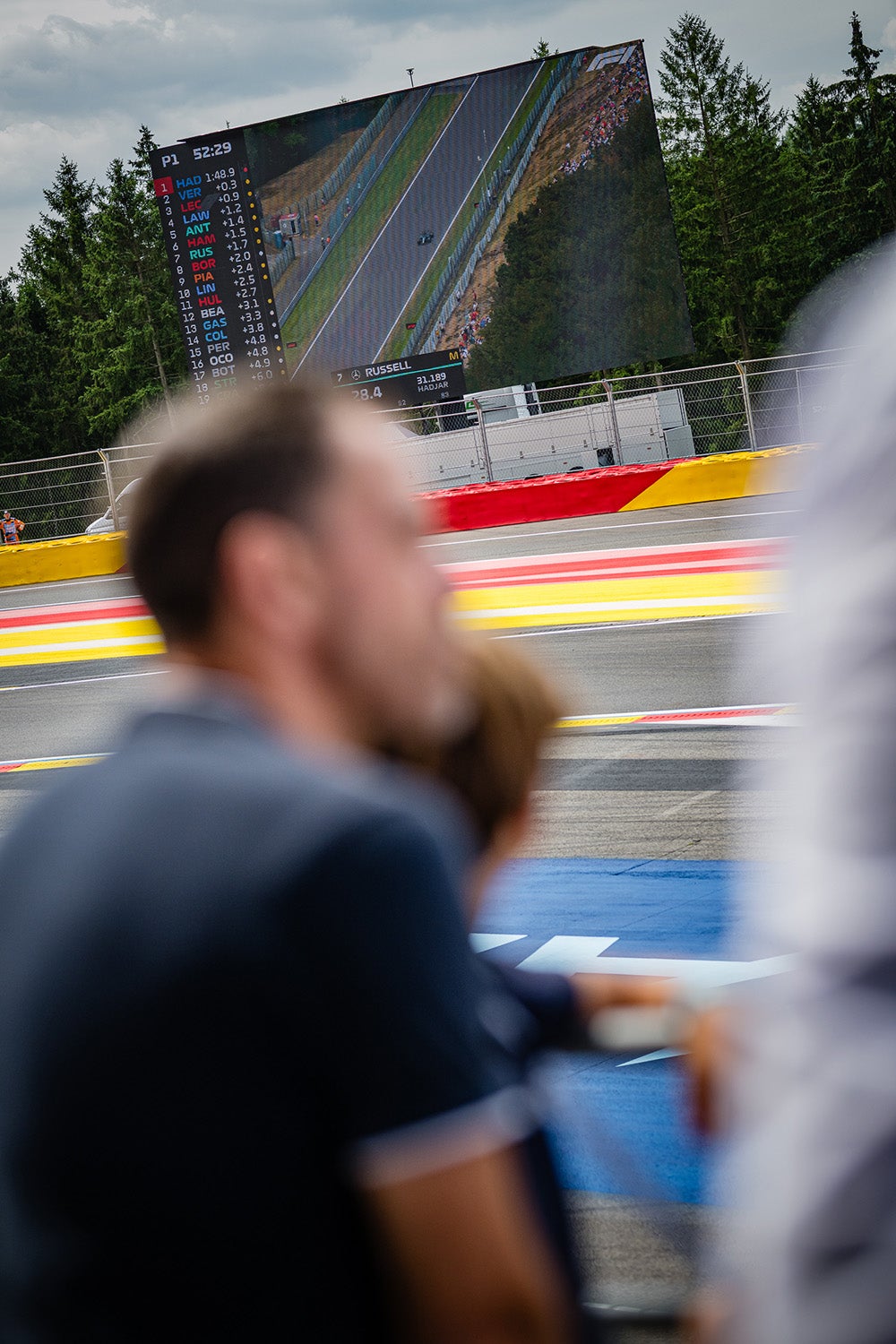 Invités Audi suivant la course sur écran géant au circuit de Spa-Francorchamps pendant le F1® Belgian Grand Prix 2026