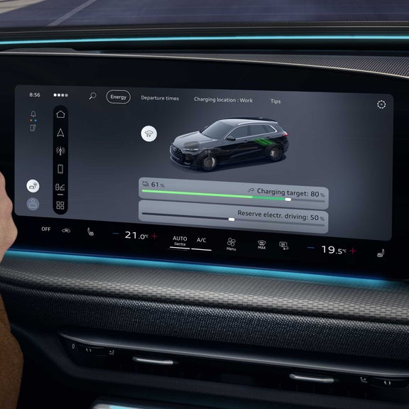 Close-up of the MMI display in the cockpit of the Q5 SUV e-hybrid. The screen shows the vehicle's charging status and available reserve.