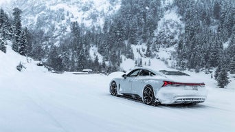 Audi e-tron GT i vinterlandskap