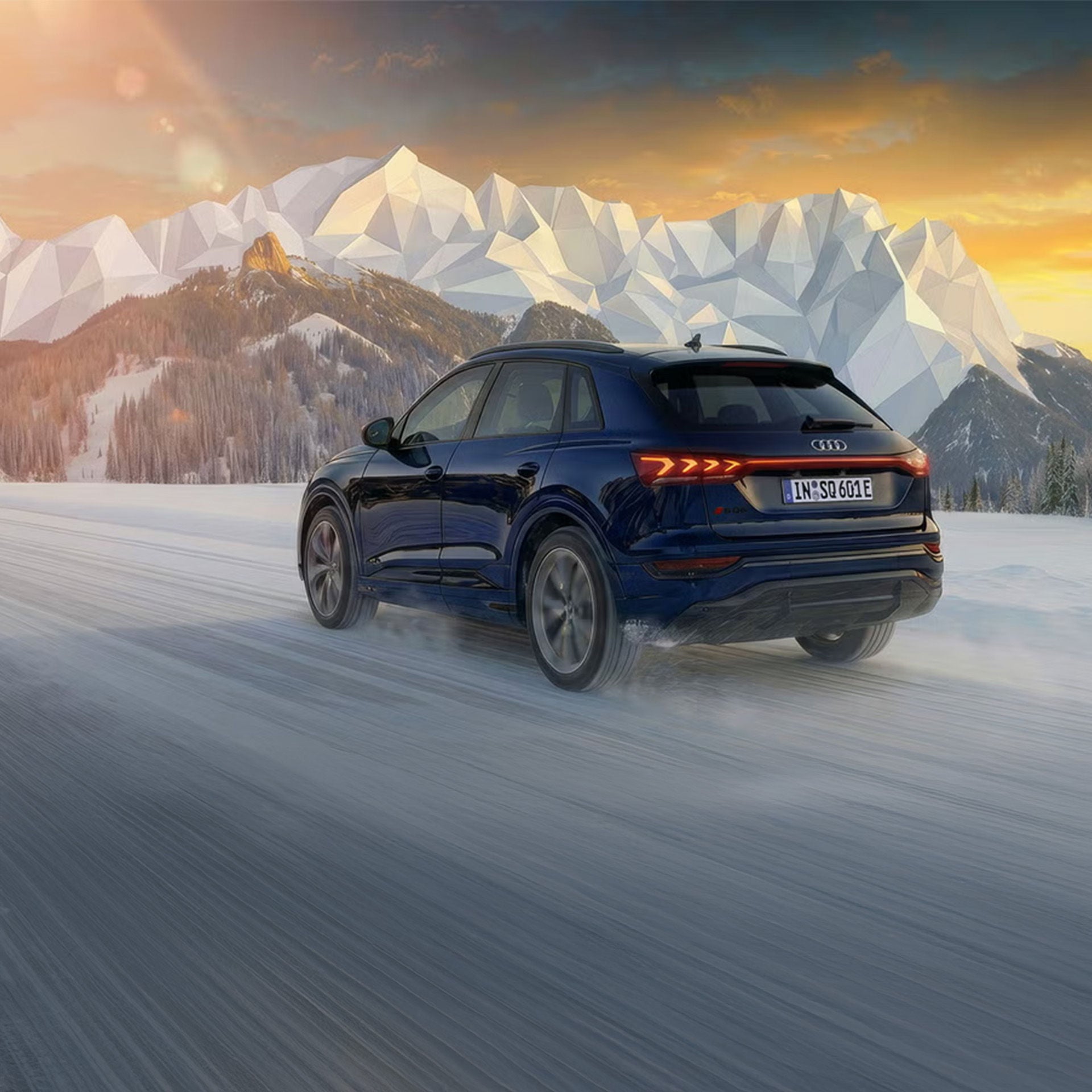 Heckansicht eines dunkelblauen Audi Q5 in winterlichem Bergpanorama. Headline: Audi X FIS Ski World Cup der Herren in Garmisch 2026.