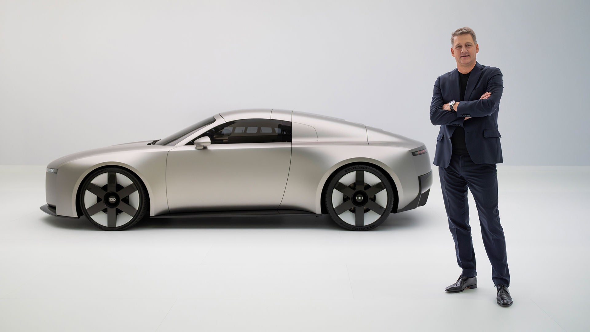 Auf dem Bild Gernot Döllner, Audi CEO, vor dem Audi Concept C.