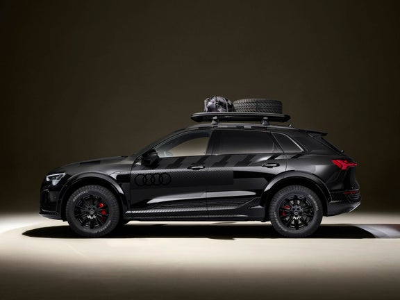 Side view of the Audi Q8 e-tron edition Dakar.