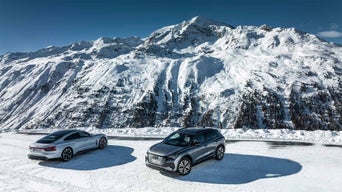 Audi e-tron GT og Q4 e-tron i vinterlandskap
