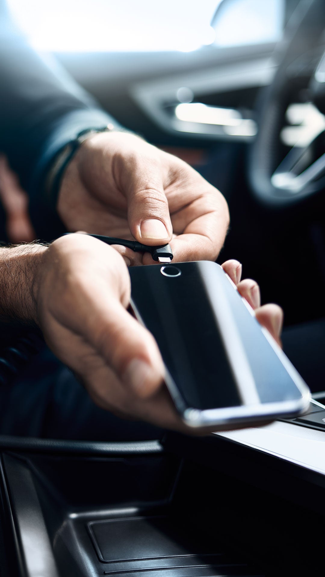 Ein Handy wird ans Kabel angeschlossen