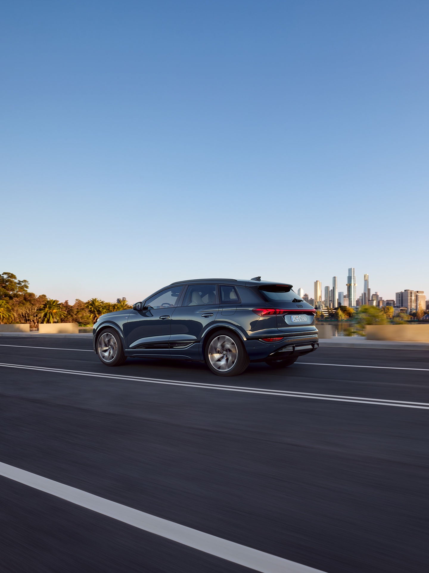 Q6 e-tron kör på en väg