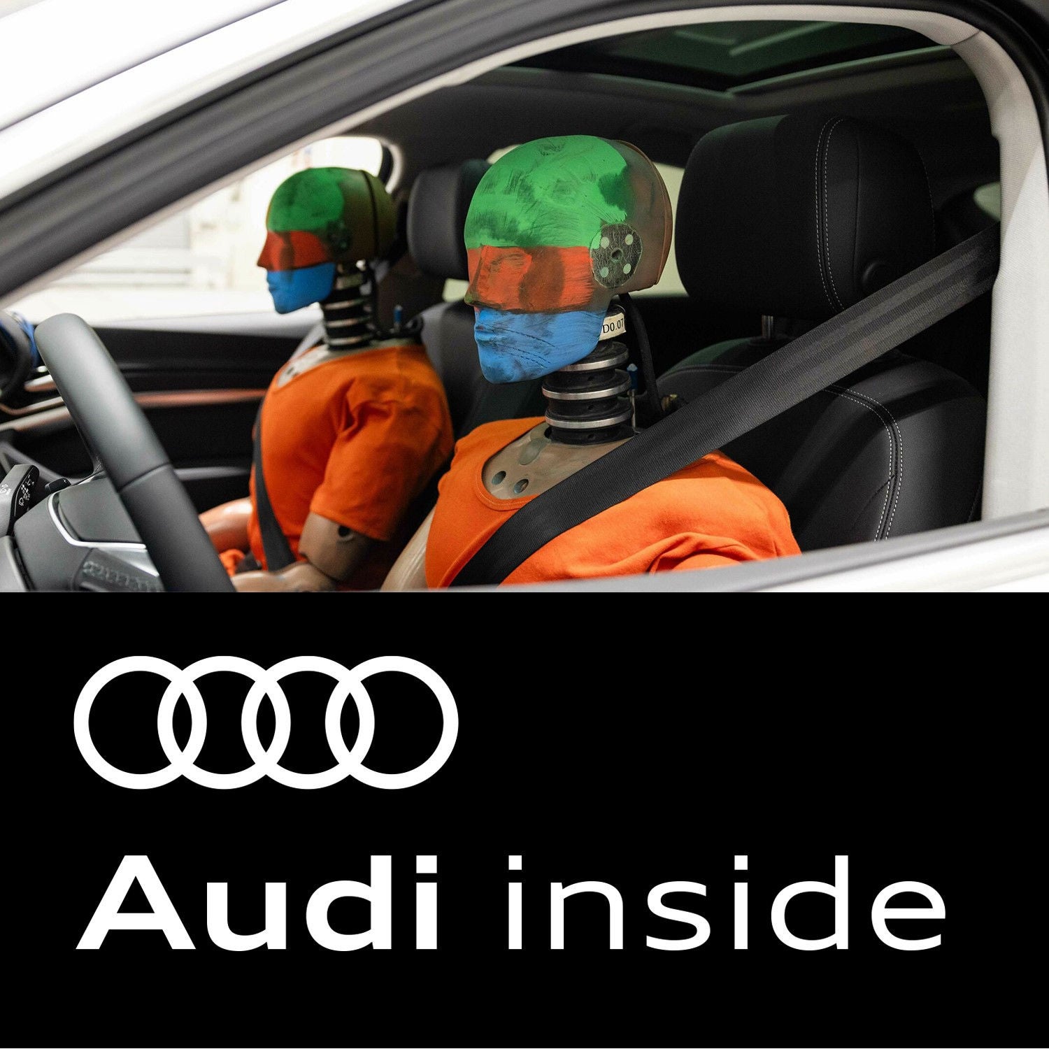 Angeschnallte Crashtest Dummies auf dem Fahrer und Beifahrersitz.