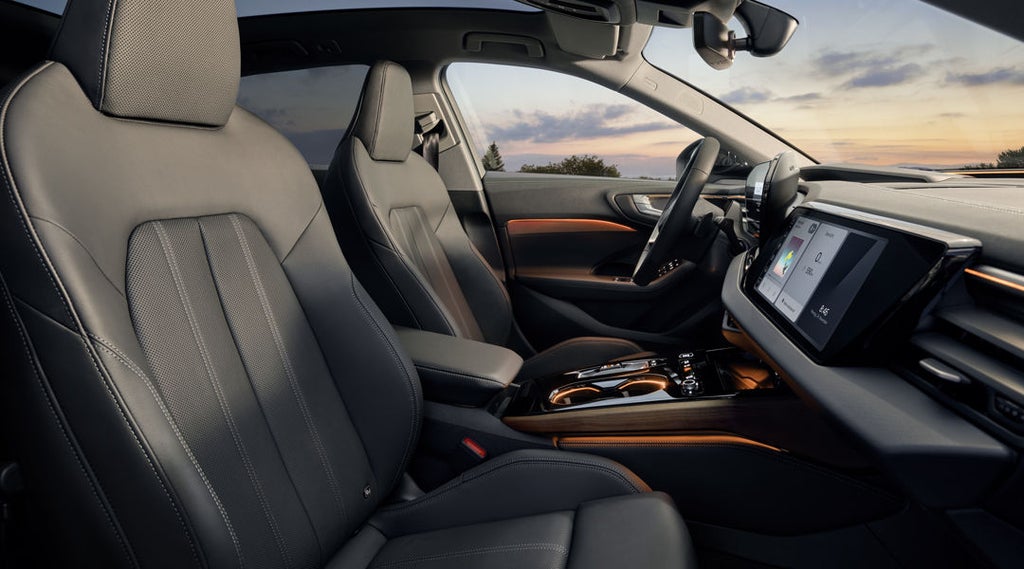 Blick durch das Beifahrerfenster in das Cockpit des A5 Avant.